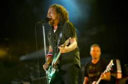 pearl jam eddie vedder 640x420