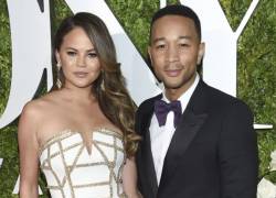 chrissy teigen john legend 676x487