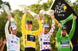 180730 tour de france winner geraint thomas celebrates with skoda auto crystal glass trophy 1.jpg 676x451