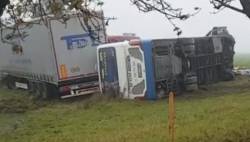 nehoda autobusu a kamiona 676x386