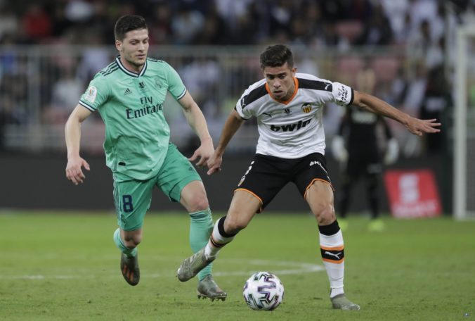 toni kroos gabriel paulista real madrid fc valencia spanielsky superpohar semifinale 676x456