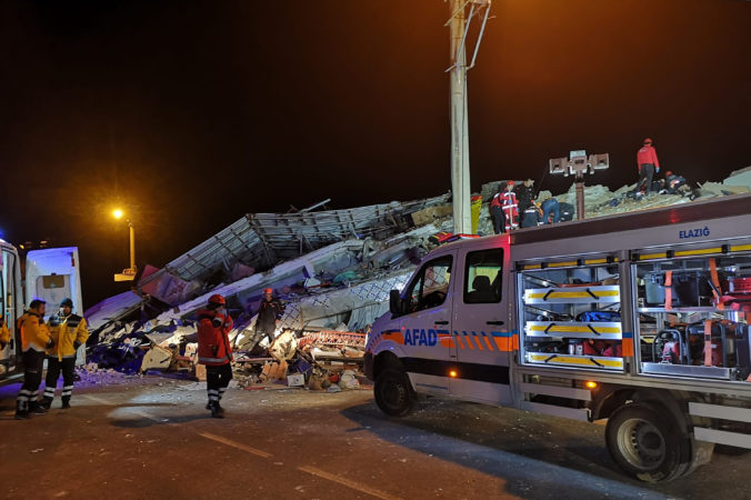 turkey_earthquake_52423 e1ae6b6dc59b4c95b44f0e63722749a2 676x450