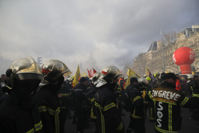 france_firefighter_protest_18995 ed79943b4a0a4daaaec32db17190e0a3 676x451