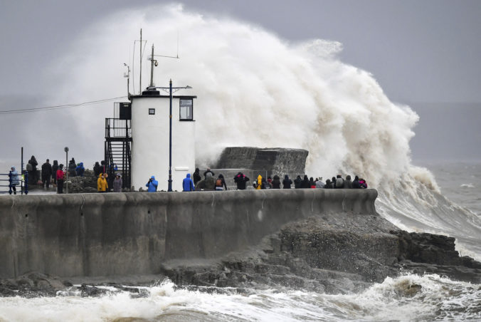 britain_europe_storm_64279 c620448e95eb4257802b2cb8fb6d6485 676x452