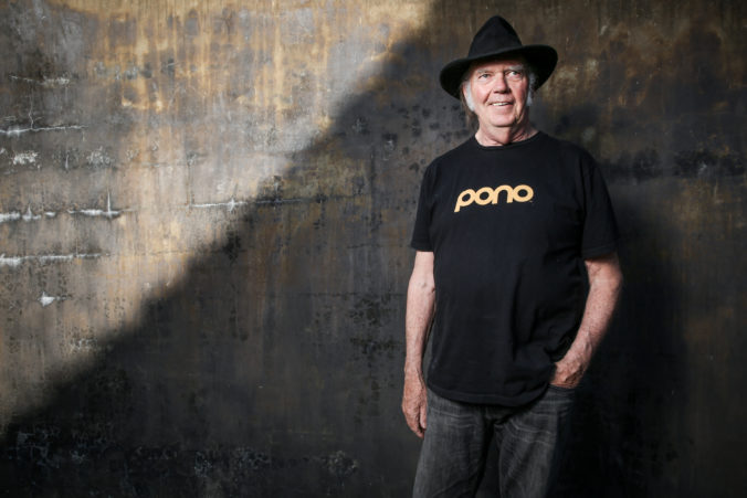 neil_young_portrait_session 3292717decae4e1785dc23011186357d 676x451