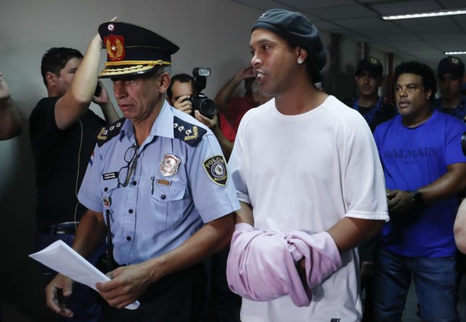 paraguay_brazil_ronaldinho_detained_61766 7fc6c57c2673411da97092926ff4d245 676x467