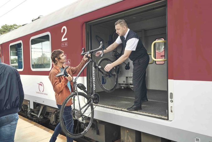 cyklistom su vo vlakoch zssk k dispozicii aj pojazdne uschovne bicyklov a batozin 676x451