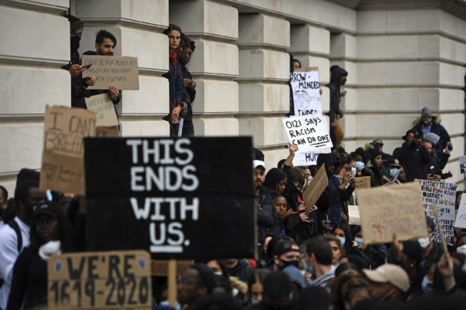 america_protests_britain_92784 df54e876b3c94103a54bf8b063613f48 676x451