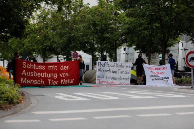 aktivisti protestuju pred bitunkom zasiahnutym koronavirusom 676x451