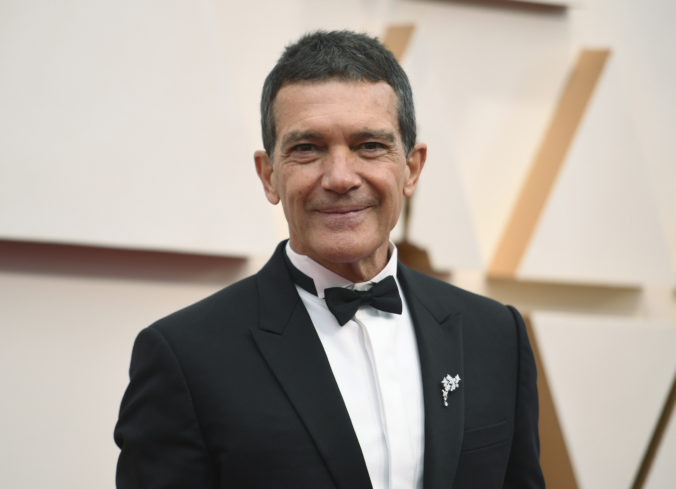 antonio_banderas coronavirus_92874 8d23853d7cf34e96ab86e86adc31e5eb 676x489