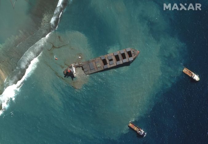 mauritius_leaking_ship_06866 b68bd8603e8b454d8a288b0e1c13566c 676x467