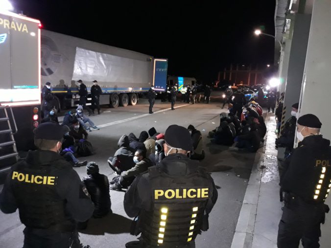 policia cr migranti turecky kamion 3 676x507