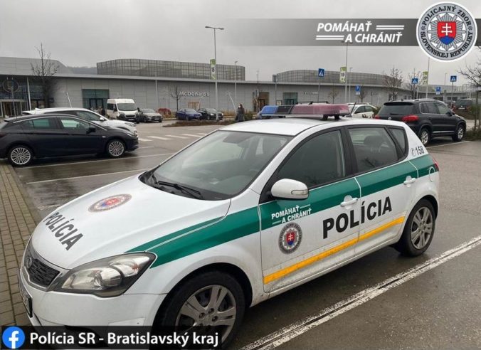 policia nahlasena bomba nakupne centrum batislava 676x492