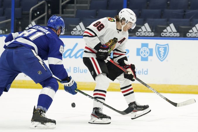 patrick kane erik a ernak nhl chicago blackhawks tampa bay lightning 676x451