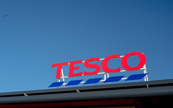 tesco logo na obchode 676x423