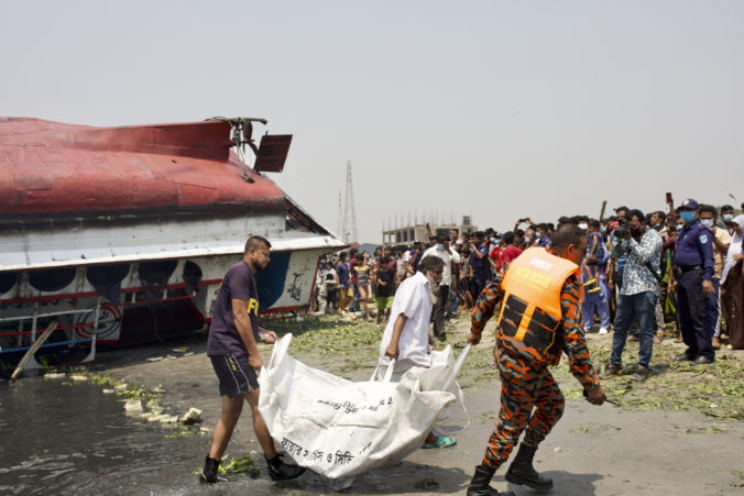 bangladesh_ferry_capsize_06780 4b1967a7bb8e4206bd6255cd49dc8fc1 676x451