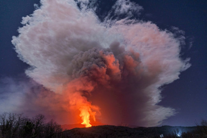 italy_etna_volcano_explodes_14069 35a9f762d8144a61a51e5fe810b3f6b4 676x451