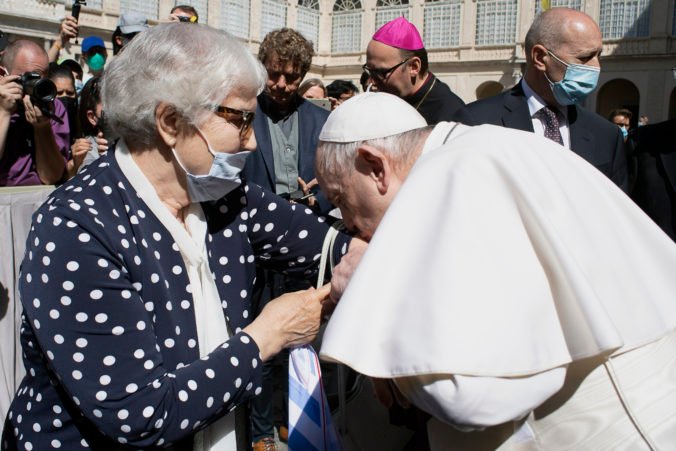 vatican_pope_auschwitz_survivor_55962 fd5d139480304c28a7439ee8646e6e2c 676x451