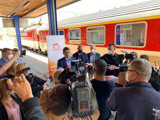 tlacova konferencia za ucasti ing. romana korena predsedu predstavenstva zssk v strede foto mvdr. juraja kopacka drsc. v tmavom rusku a rndr. vladimira zelnika csc. v bielom rusku 676x507