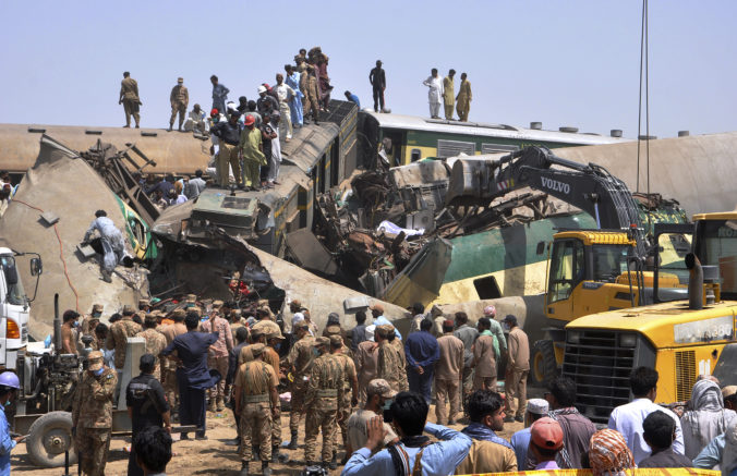 aptopix_pakistan_train_accident_77148 21245582349a4d0b83e3c42d569d9f87 676x437