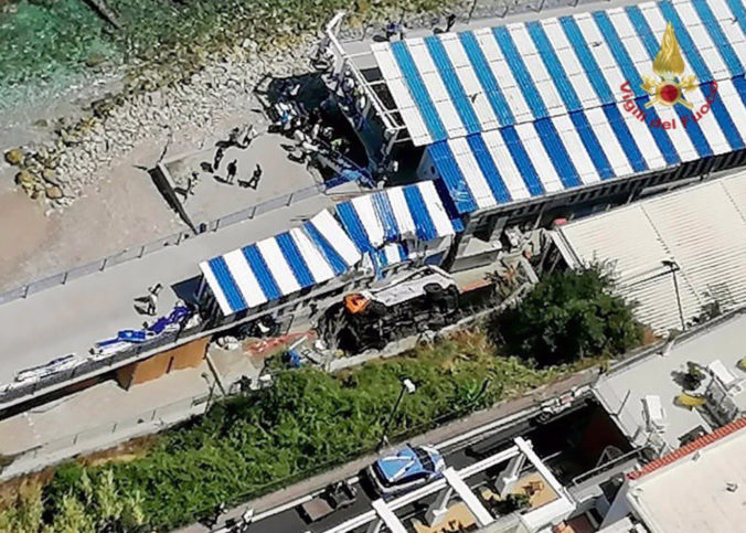 italy_capri_bus_crash_69262 e0e4af21cd2d445d9389104d08e840b0 676x483