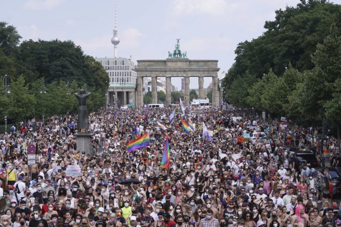 germany_parade_73454 ecf058e728df48e6be0b9815e08f7aa1 676x451