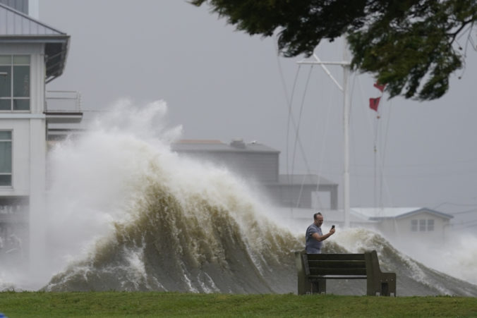 aptopix_tropical_weather_atlantic_01740 0b6ecab9be524575b6a57ea53dd4818a 676x451