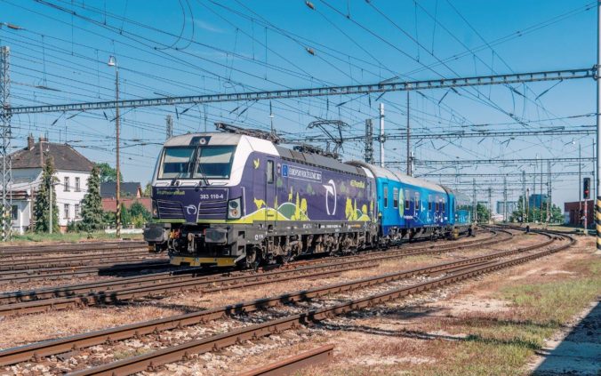 connecting europe express na cele s lokomotivouzssk vectron vchadza na bratislavsku hlavnu stanicu 676x423