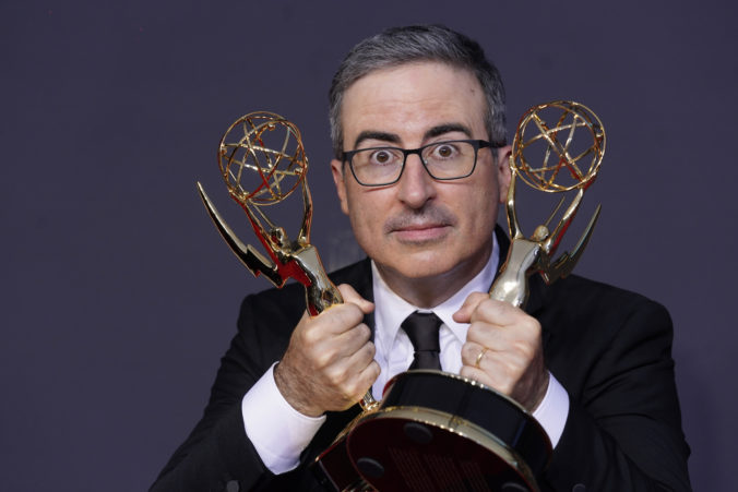 aptopix_2021_primetime_emmy_awards_ _winners_walk_58543 5ddb8d45e7464130a6649518e3100d2a 676x451