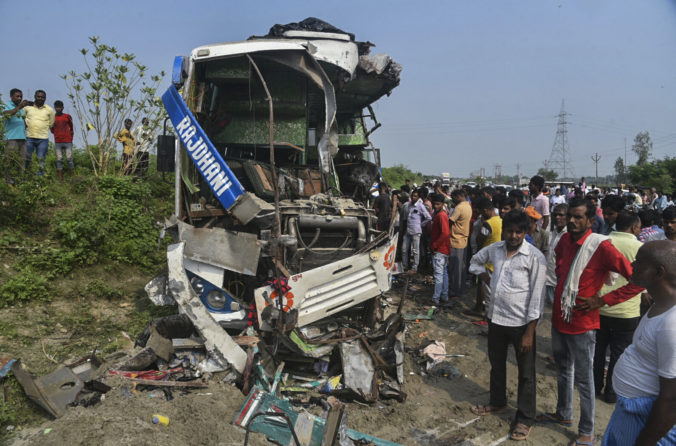 india_road_accident_87836 b7f03edd16084dc88f72a7f1a4f7f4a1 676x446