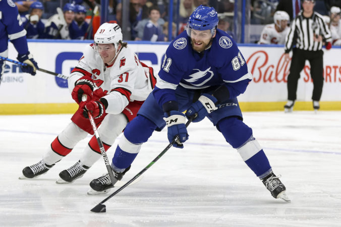 hurricanes_lightning_hockey_40292 45eda6080c8f4659ad070c1380873ab2 676x451