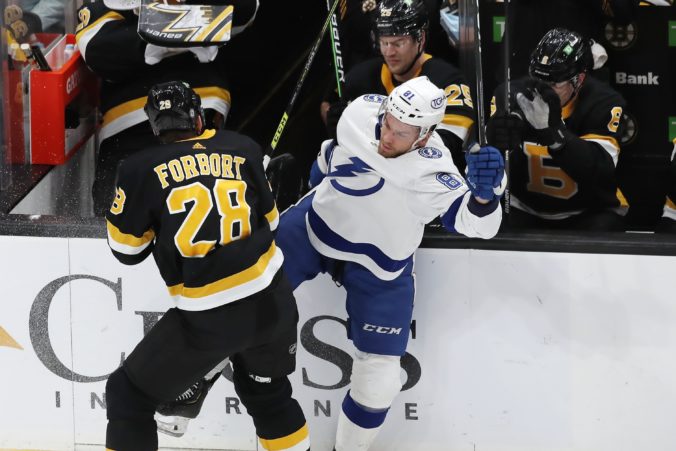 lightning_bruins_hockey_16197 8b8fb1e3464343398c0e708d21875acd 676x451