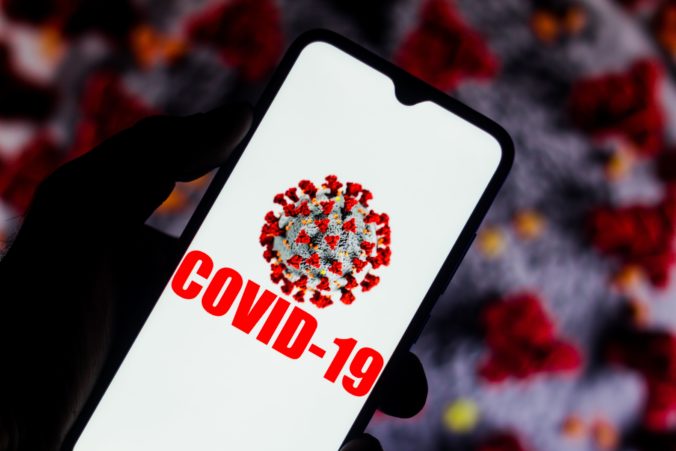 koronavirus mobilny telefon 676x451