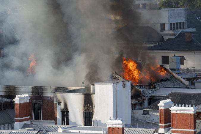 south_africa_parliament_fire_23121 39a53db1dc964b9aac46f04104aff782 676x451