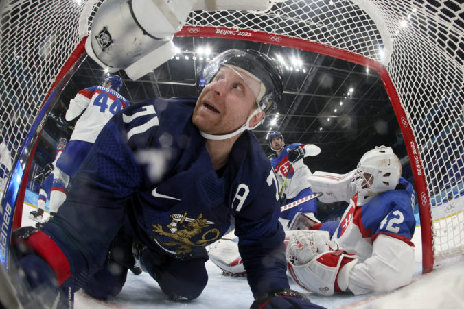 beijing_olympics_ice_hockey_30908 25c2d593fa0f487bb69aa45a586d1715 676x451