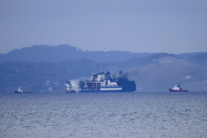 albania_greece_ferry_fire_12091 b92991681f69497d8fcffcb8d1ffd04c 676x451