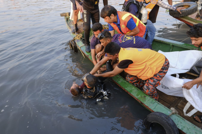 bangladesh_ferry_sinks_19499 017ce6b775454759a6874d3e91af9b9e 676x451