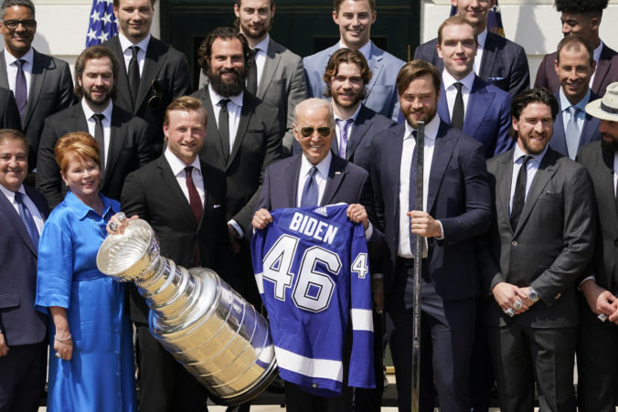 biden_lightning_hockey_49372 8a712a27e1324c42b973d9458ad8f34e 676x451