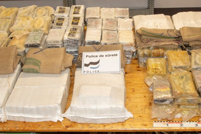 switzerland_cocaine_seized_31666 584470feb4754c57b49e1ddd5ec2e339 676x451