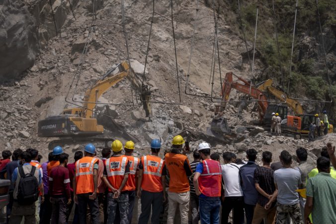 india_kashmir_tunnel_collapse_48512 86116d084a2341c39f3f3dc1f50b55c1 676x451