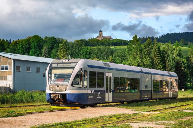 letne vlaky zssk odvezu cestujucich aj za historickymi pamiatkami ako napriklad lubovniansky hrad 676x450