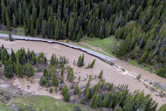 yellowstone_national_park flooding_25169 9a97ddf36cec44e48f034a492531e584 676x451