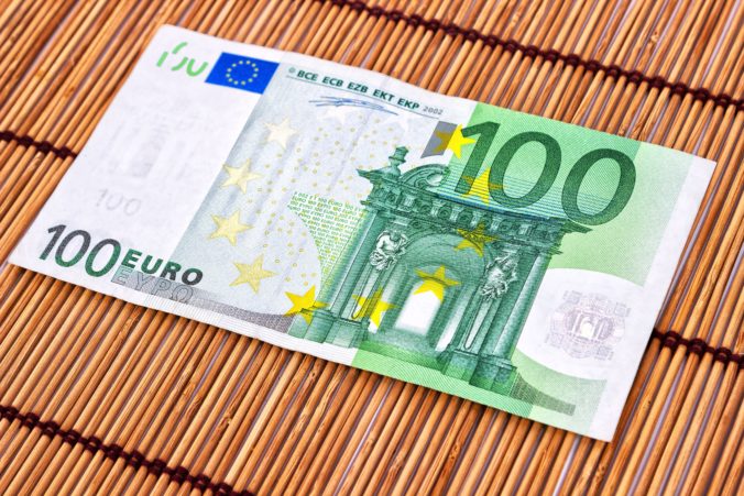bankovka 100 eur 676x451