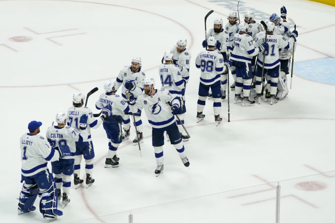 stanley_cup_lightning_avalanche_hockey_25260 b6f2c81dd6fb46e0897fb4905807c885 676x451