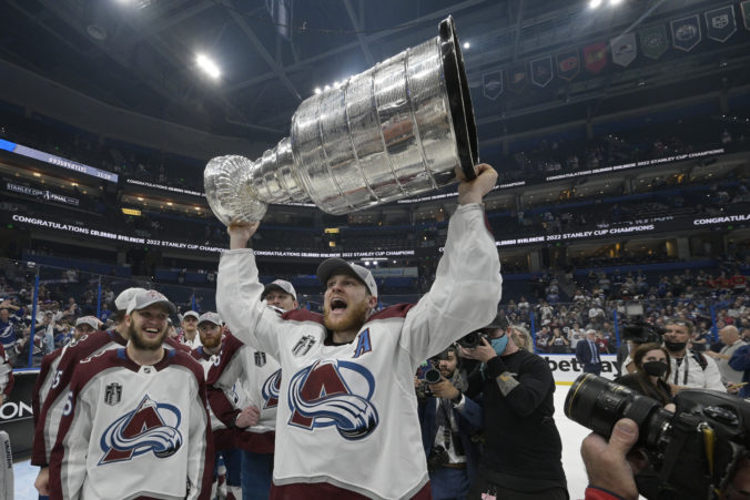 stanley_cup_avalanche_lightning_hockey_68824 9897389fe1c849fba613580390a7f9e1 676x451