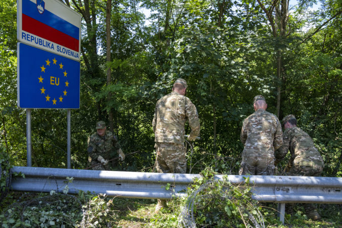 slovenia_migration_fence_28950 6feb1362a0394c6d952c65dd911becd4 676x451