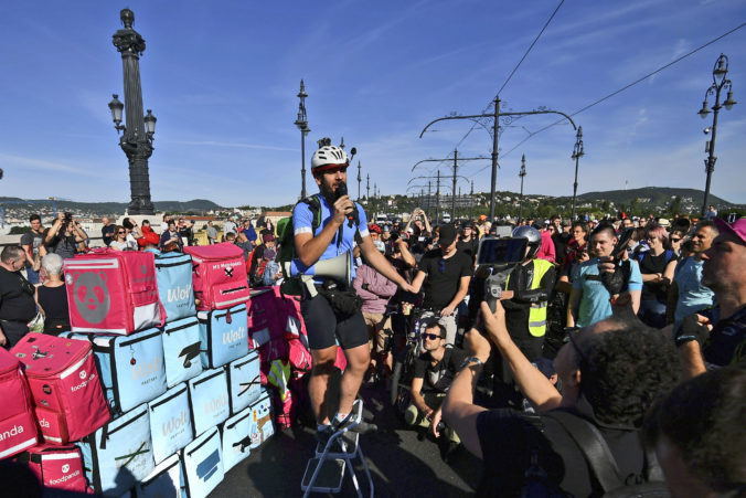 hungary_tax_protest_35077 837339112c3d4e6abdbb99230c0b3b92 676x451