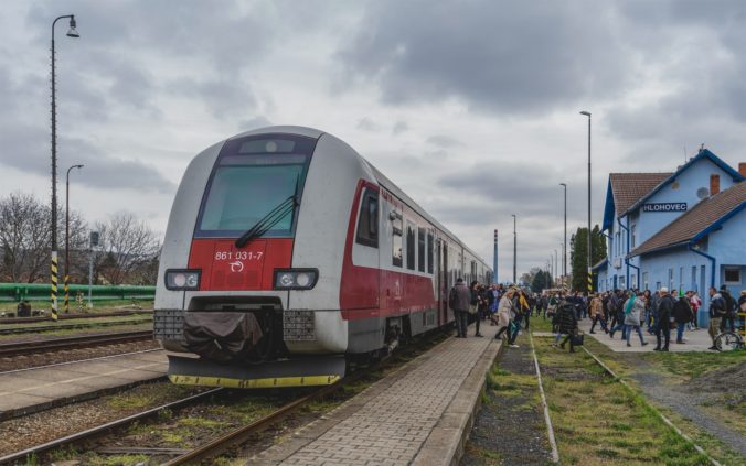 rekordnemu zaujmu pracujucich o junovu cestu vlakom pomohlo aj uzatvorenie mosta v hlohovci 676x423