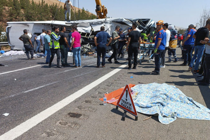 turkey_bus_crash_26112 90878a9287da4f18b69ace918260a016 676x451