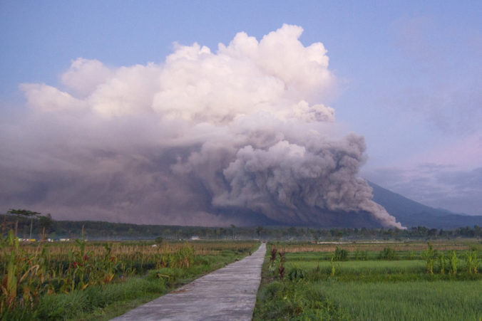 indonesia_volcano_eruption_26075 624b3c7749d140e0b3b8edbc3fb9072e 676x451